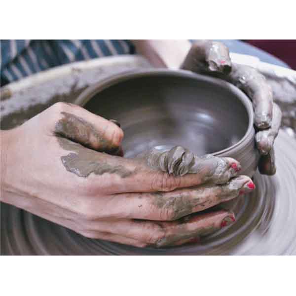 도예 활동 중인 손